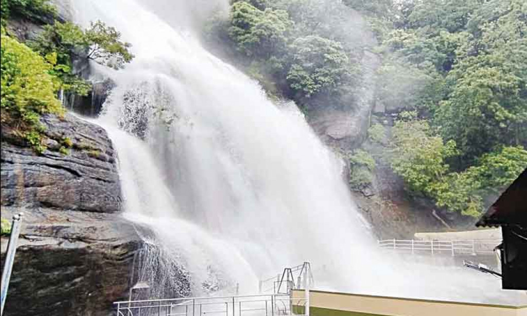 மேற்கு தொடர்ச்சி மலைப்பகுதியில் கன மழை: குற்றாலத்தில் மீண்டும் வெள்ளப்பெருக்கு